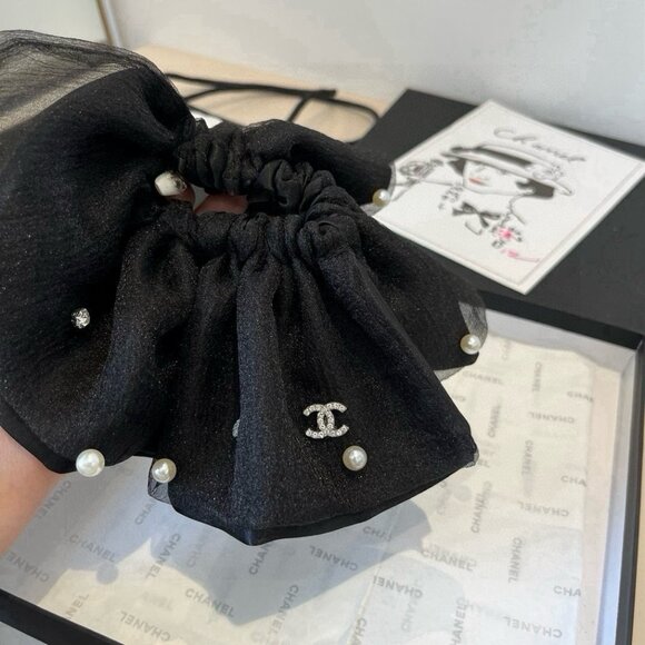 Chanel posts a circle - Picture 4 of 6